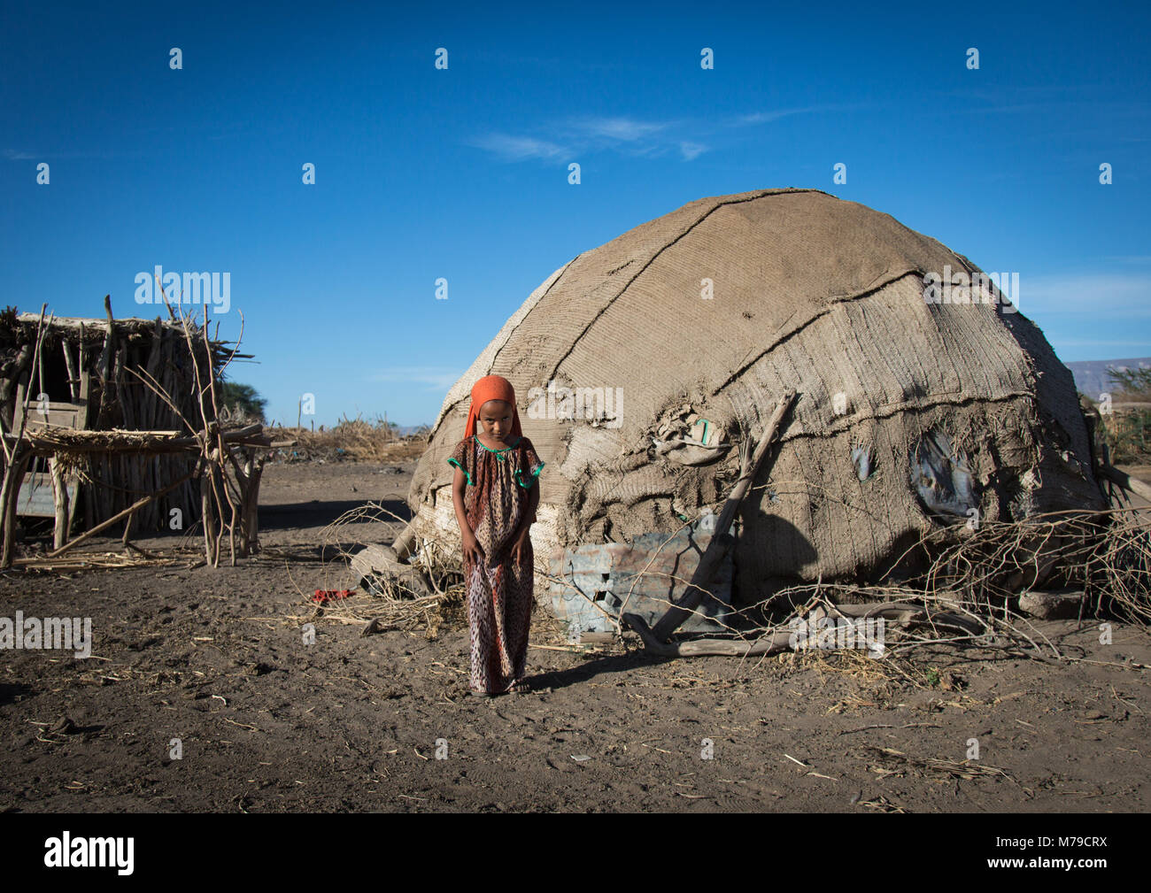 Ritratto di un etnia afar ragazza nella parte anteriore del suo rifugio, regione di Afar, Afambo, Etiopia Foto Stock