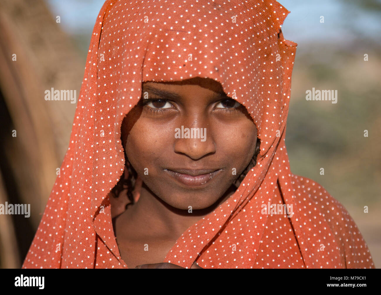 Ritratto di un etnia afar ragazza adolescente con un velo, regione di Afar, Afambo, Etiopia Foto Stock