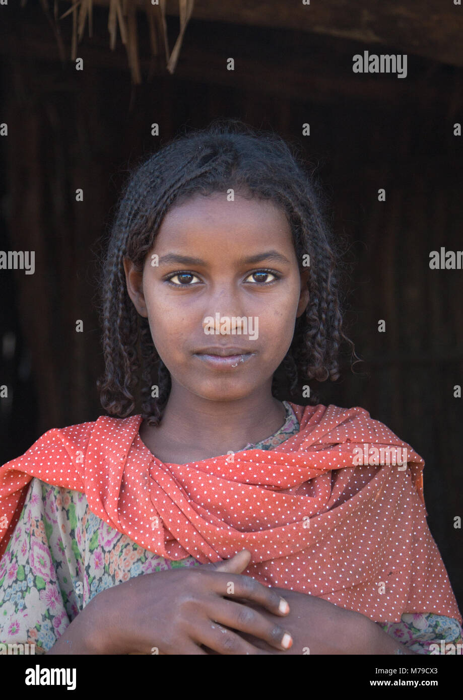 Ritratto di un etnia afar ragazza adolescente nella parte anteriore del suo rifugio, regione di Afar, Afambo, Etiopia Foto Stock