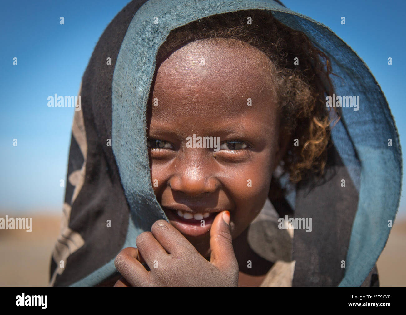 Ritratto di un etnia afar ragazza con un velo, regione di Afar, Assayta, Etiopia Foto Stock