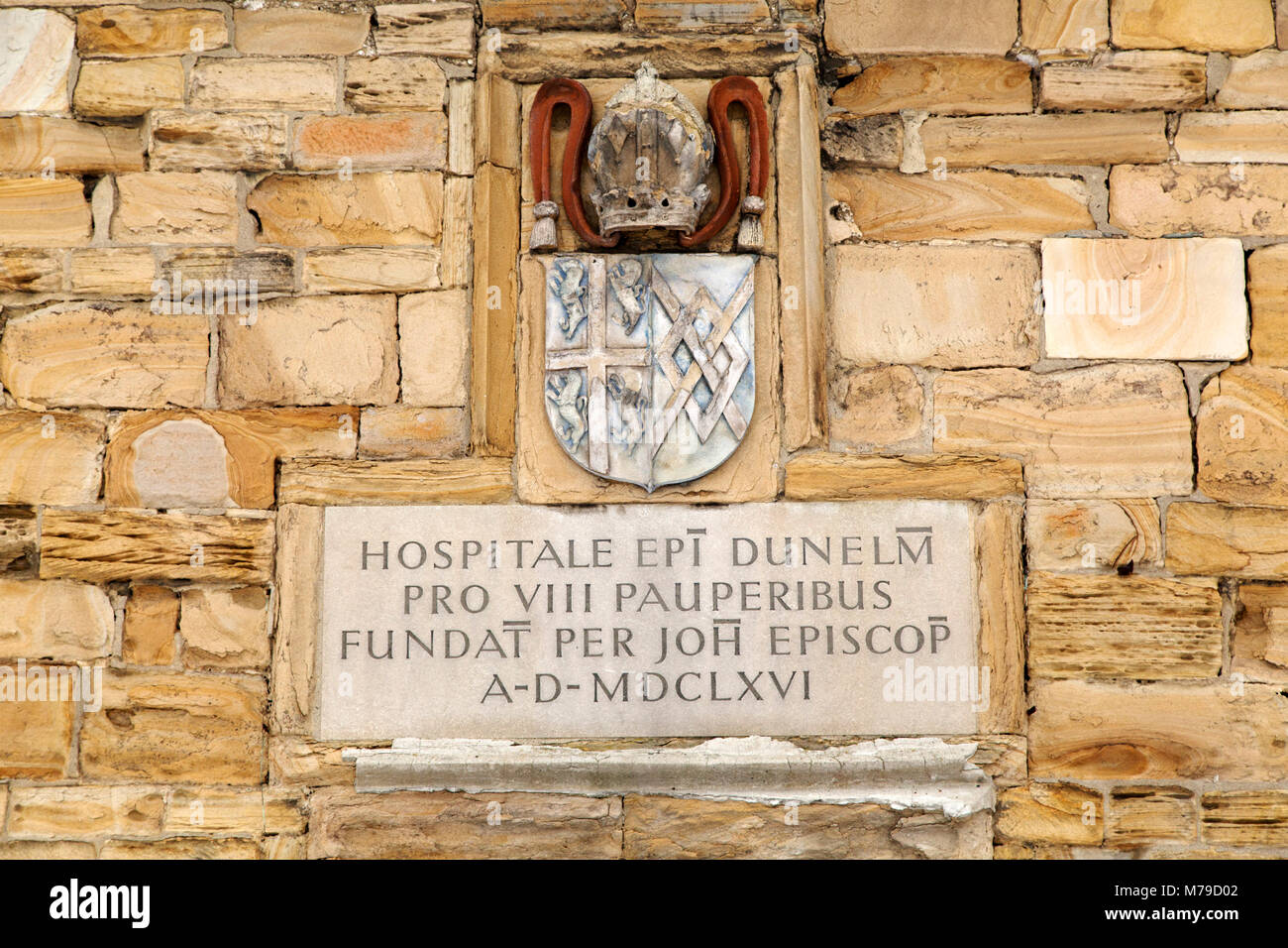 Iscrizione e stemma al Paupers' ospedale di Durham City, Inghilterra. Lo storico edificio risale al 1666 e si erge a Palazzo verde. Foto Stock