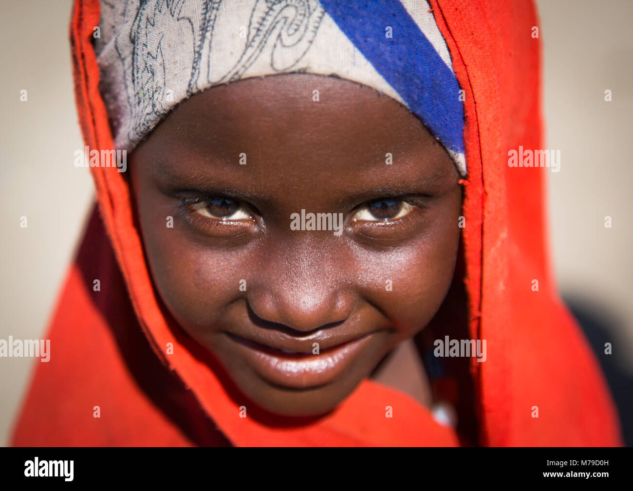 Ritratto di un etnia afar ragazza con un velo, regione di Afar, Assayta, Etiopia Foto Stock