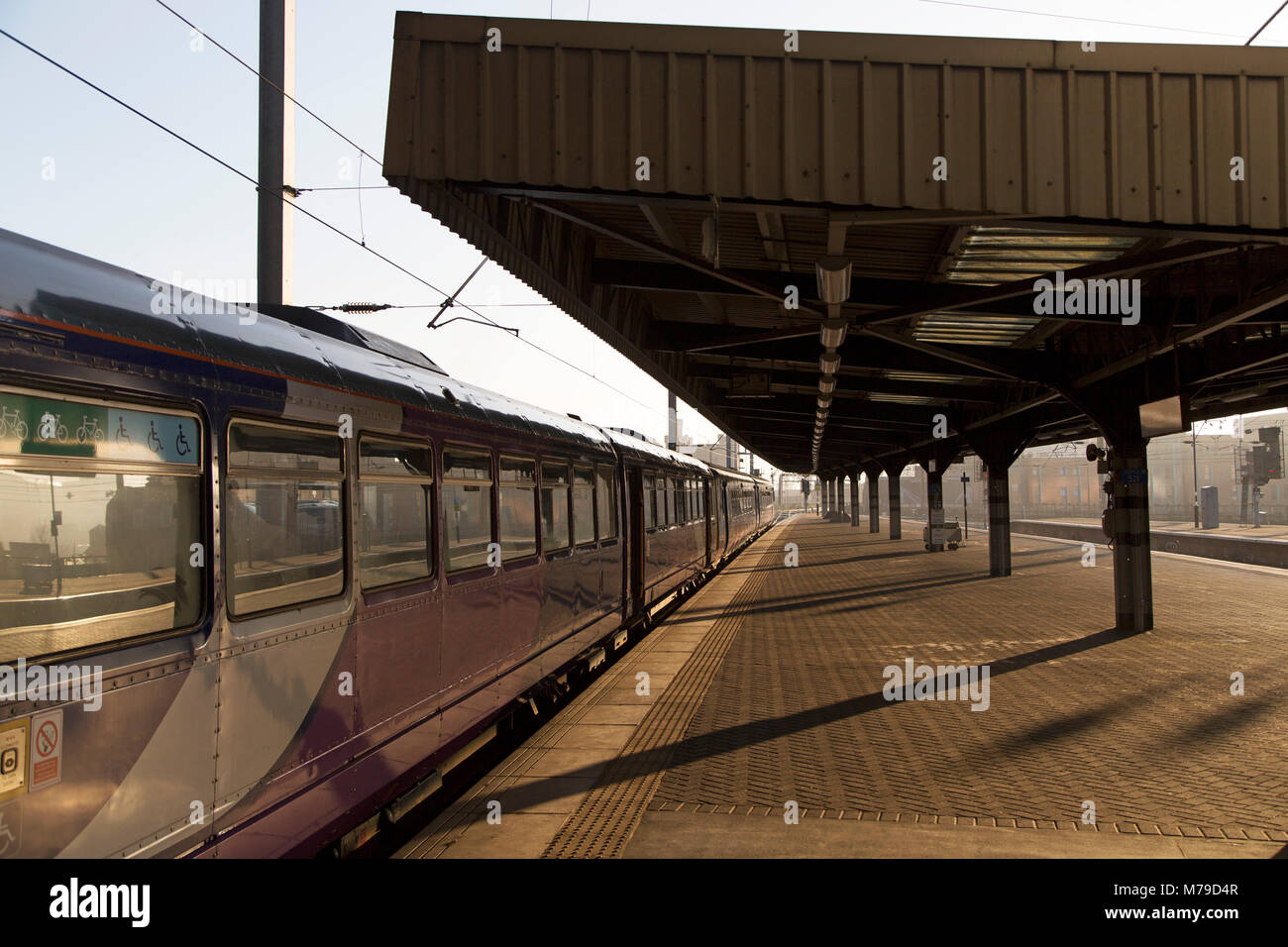 Platform presso la Stazione Centrale di Newcastle in Newcastle-upon-Tyne, Regno Unito. La stazione è stata costruita nel 1840 ed è un edificio elencato. Foto Stock