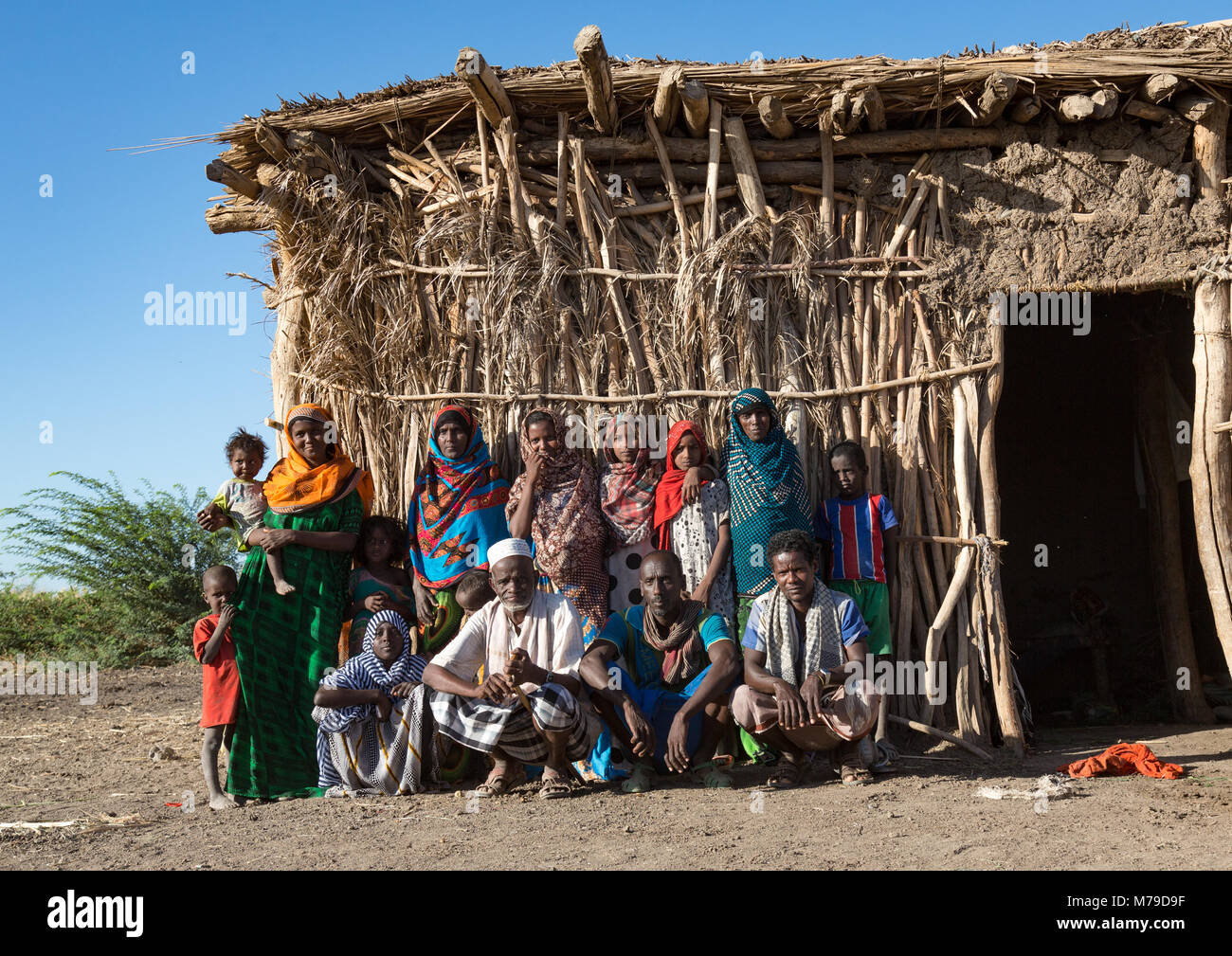 Etnia Afar famiglia davanti alla loro casa, regione di Afar, Afambo, Etiopia Foto Stock