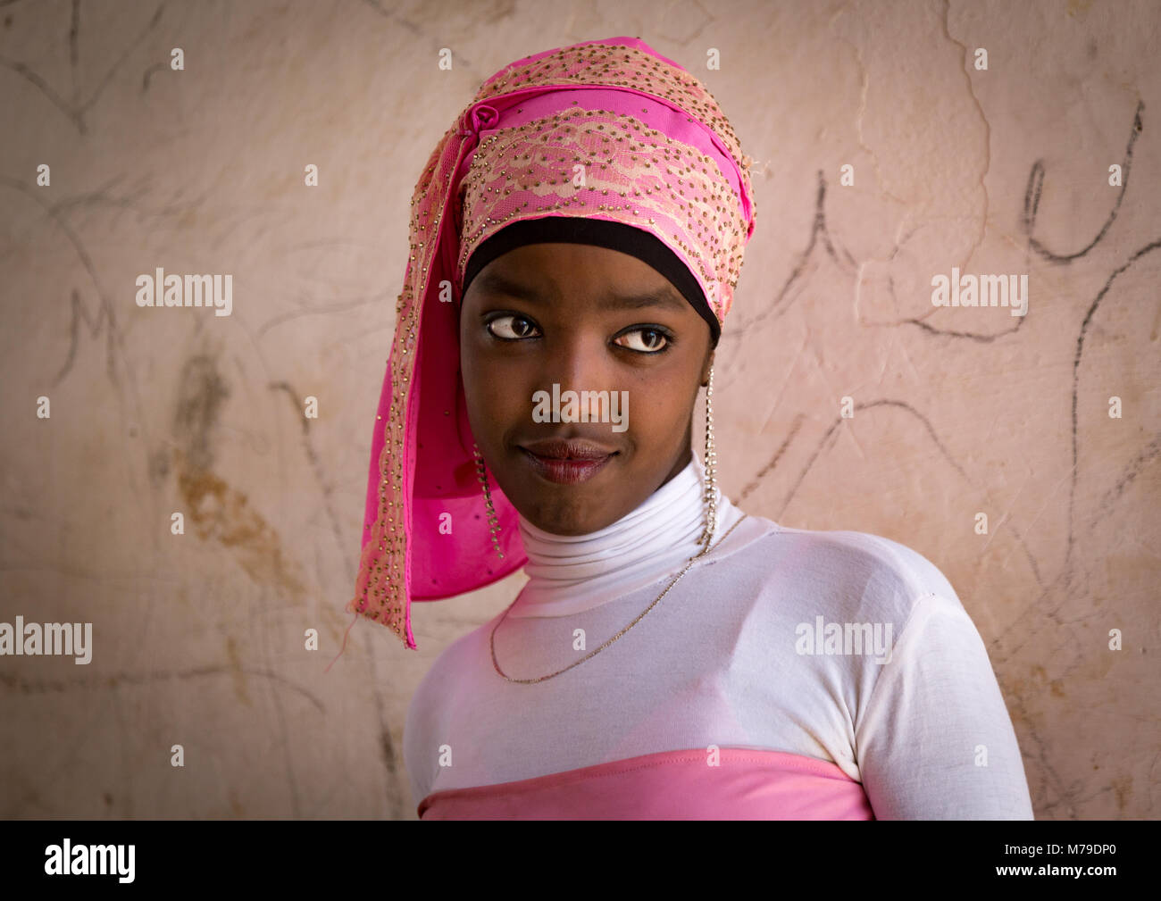 Ragazza adolescente sulla sua usura quotidiana che colpisce una posa, Harari regione, Harar, Etiopia Foto Stock