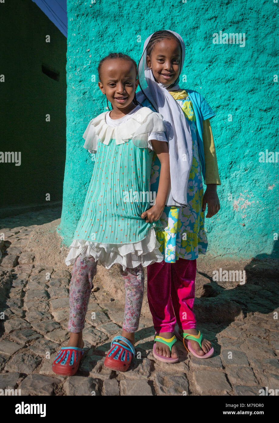Ragazze in colorate strade del centro storico, Harari regione, Harar, Etiopia Foto Stock