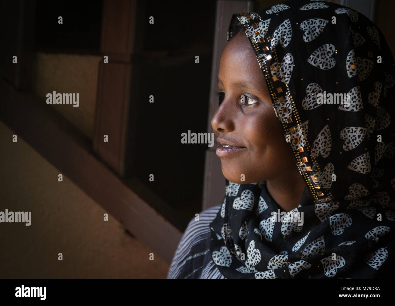 Ritratto di una ragazza etiope all'interno di casa sua, Harari regione, Harar, Etiopia Foto Stock