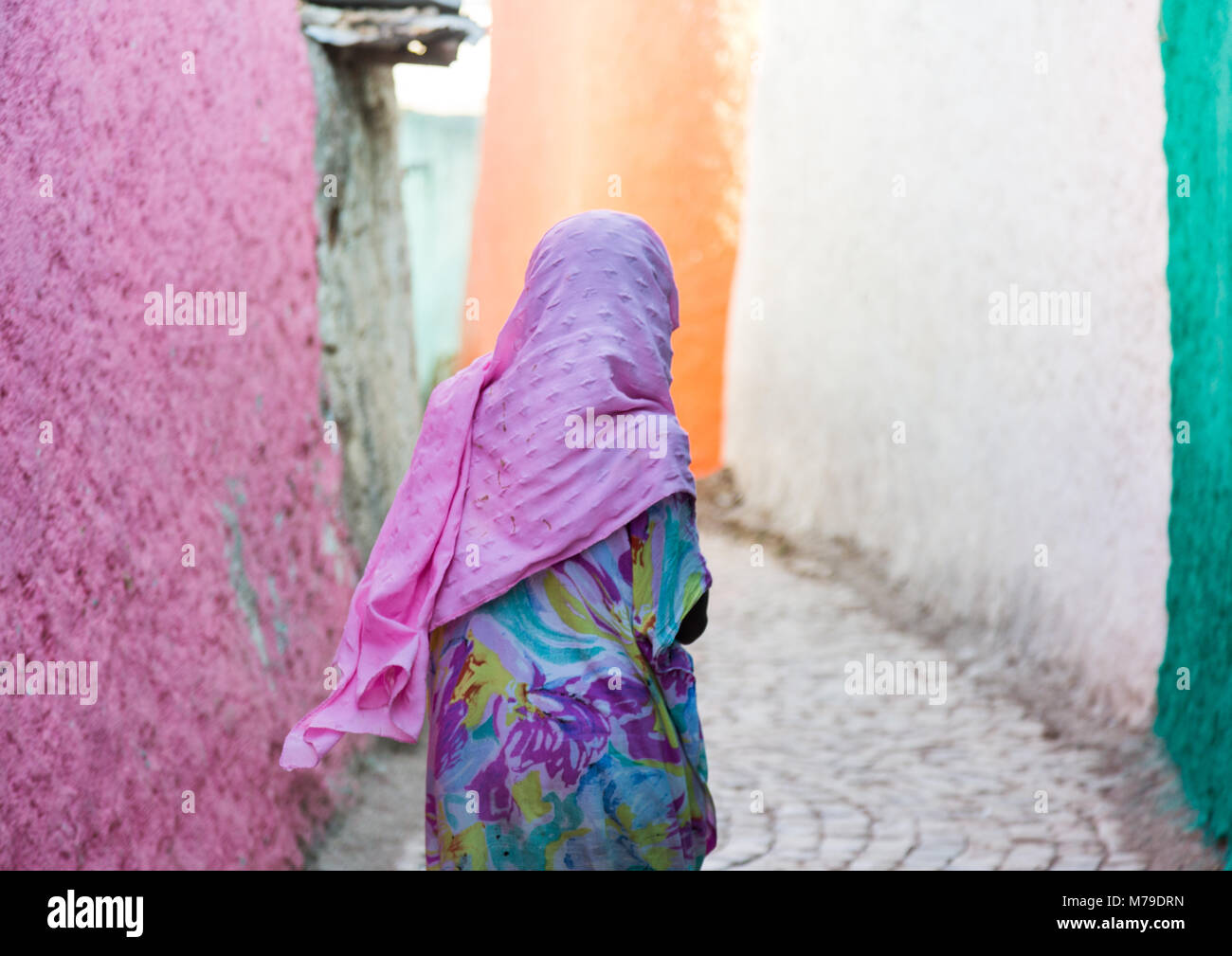 Velò ragazza camminare da in colorate strade del centro storico, Harari regione, Harar, Etiopia Foto Stock