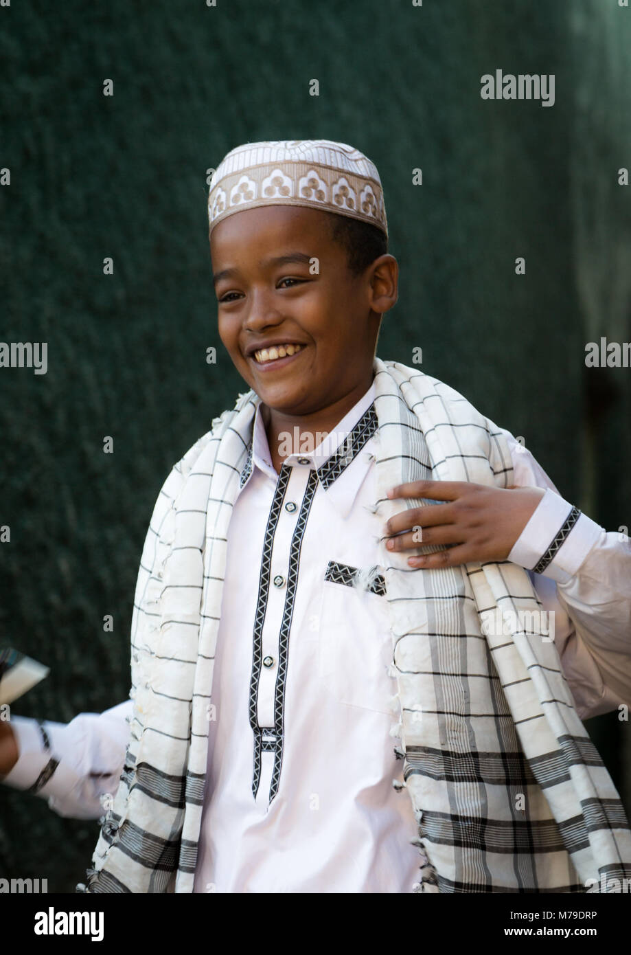 Giovane uomo in abiti tradizionali nel centro storico, Harari regione, Harar, Etiopia Foto Stock