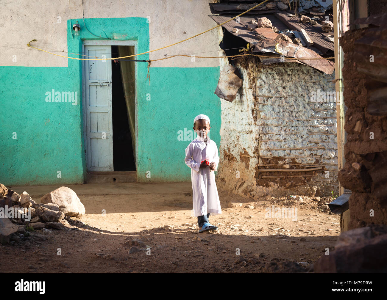 Ragazzo in abiti tradizionali nel centro storico, Harari regione, Harar, Etiopia Foto Stock