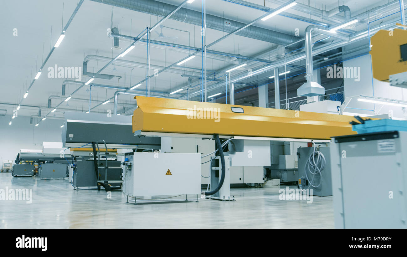 Colpo di High-Tech elettronica moderna fabbrica di produzione piena di computerizzato di macchine automatiche. Struttura è luminoso e pulito. Foto Stock