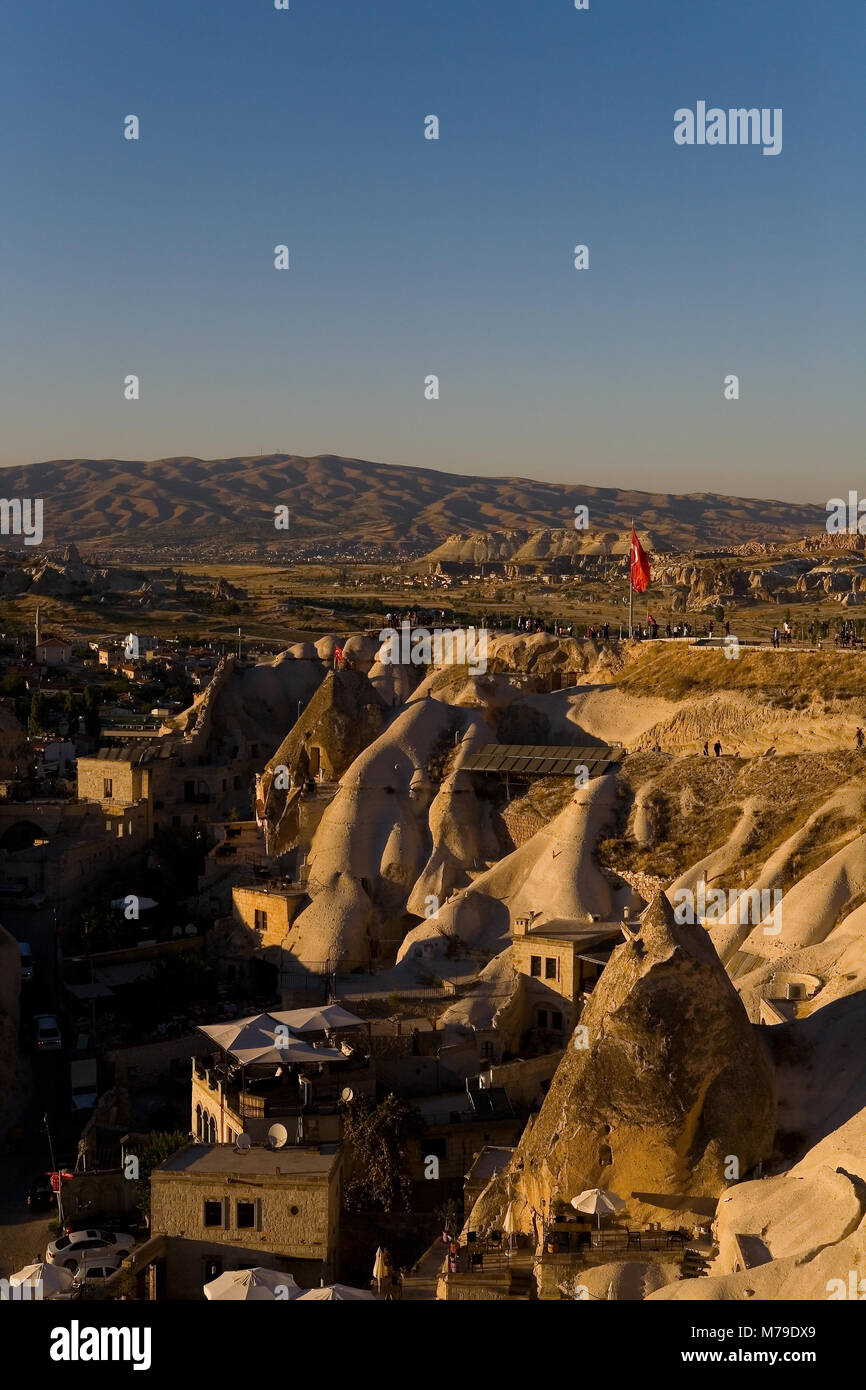 Le persone si radunano sul ponte di osservazione per ammirare il tramonto. Goreme, Turchia. Foto Stock