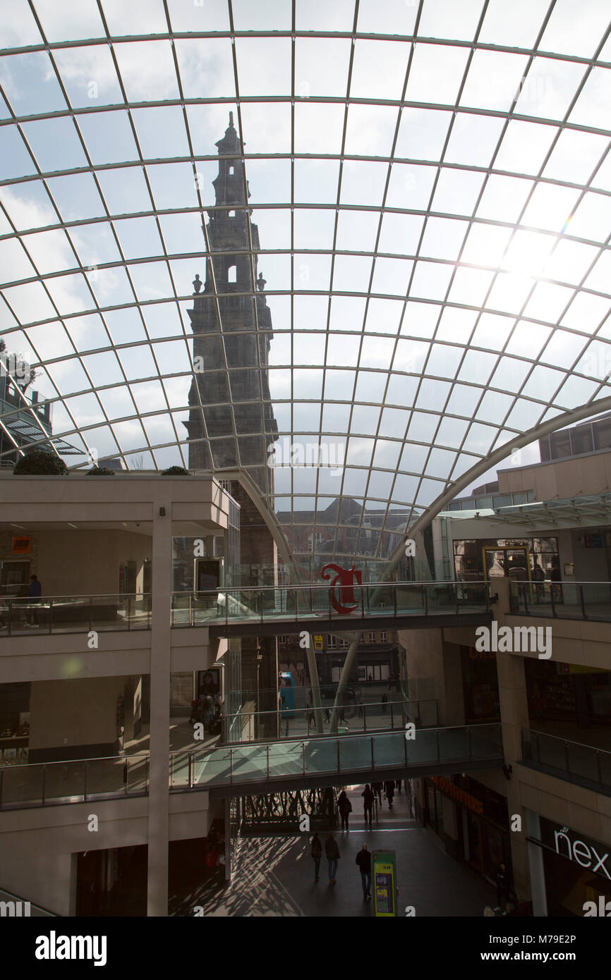 Leeds Trinità Shopping Center a Leeds, Regno Unito. Il centro commerciale aperto nel 2013 e prende il nome dalla vicina chiesa della Santa Trinità. Foto Stock
