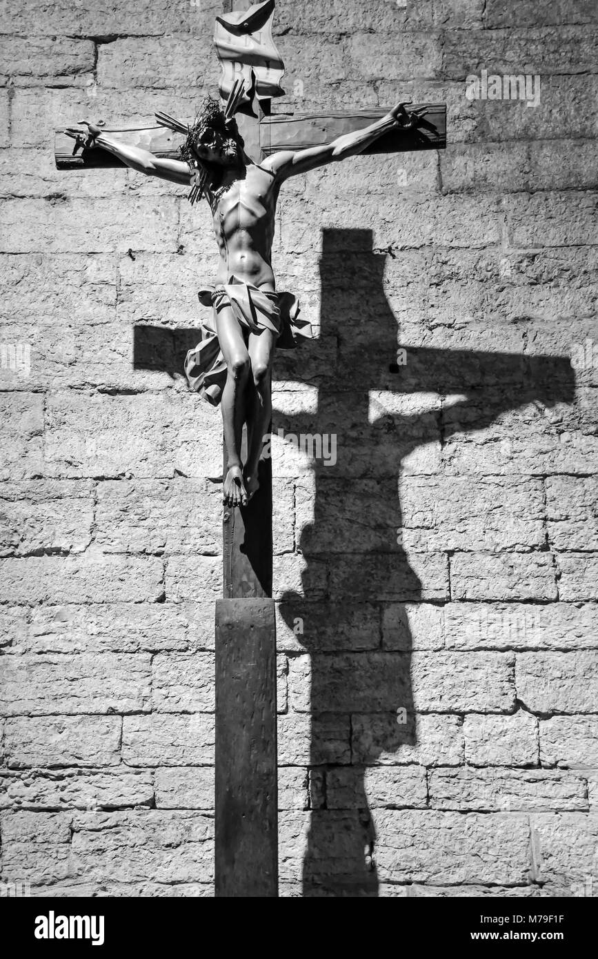 TRENTO, Italia - 21 febbraio 2018: Crocifisso ligneo nell abbazia di san Lorenzo, Trentino Alto Adige, Italia. Immagine in bianco e nero Foto Stock