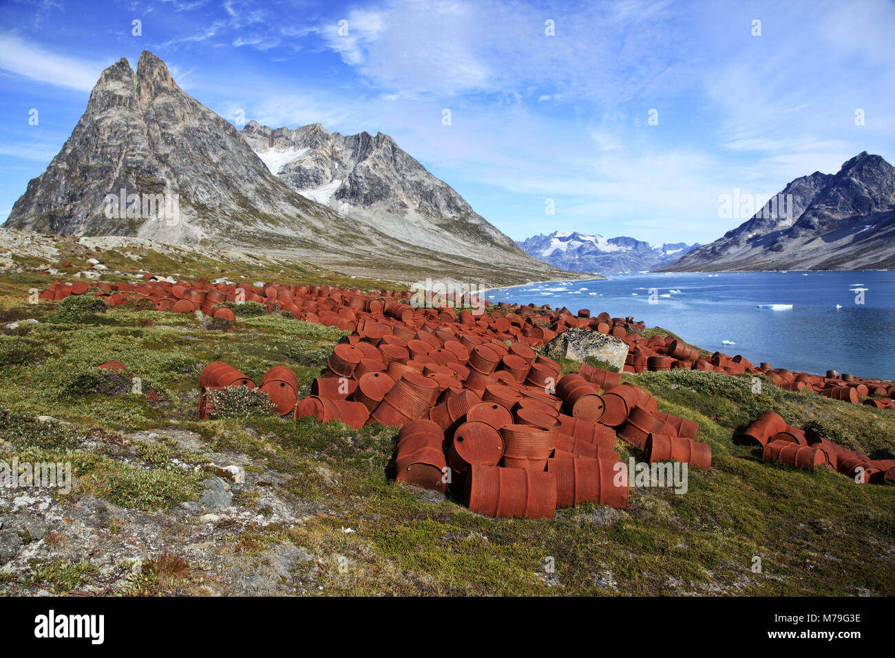 La Groenlandia, est della Groenlandia, area di Ammassalik, ex base militare degli Stati Uniti, base militare, barili di olio, rifiuti, Foto Stock