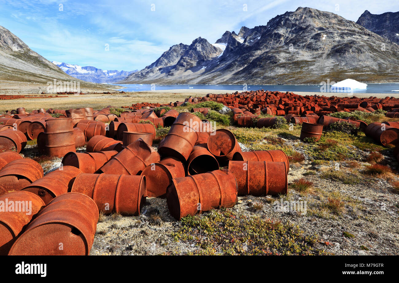 La Groenlandia, est della Groenlandia, area di Ammassalik, ex base militare degli Stati Uniti, base militare, barili di olio, rifiuti, Foto Stock