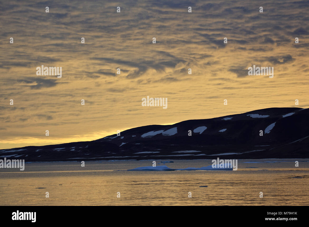 La Groenlandia, est della Groenlandia, Scoresbysund, pack ghiaccio, paesaggi costieri, paesaggio di montagna, di post-incandescenza, Foto Stock