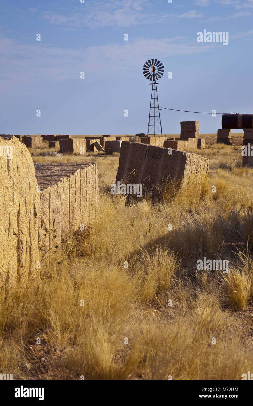Africa, Namibia, Regione di Erongo, area Spitzkoppe / Groot Spitzkop, i blocchi di granito, la turbina eolica Foto Stock