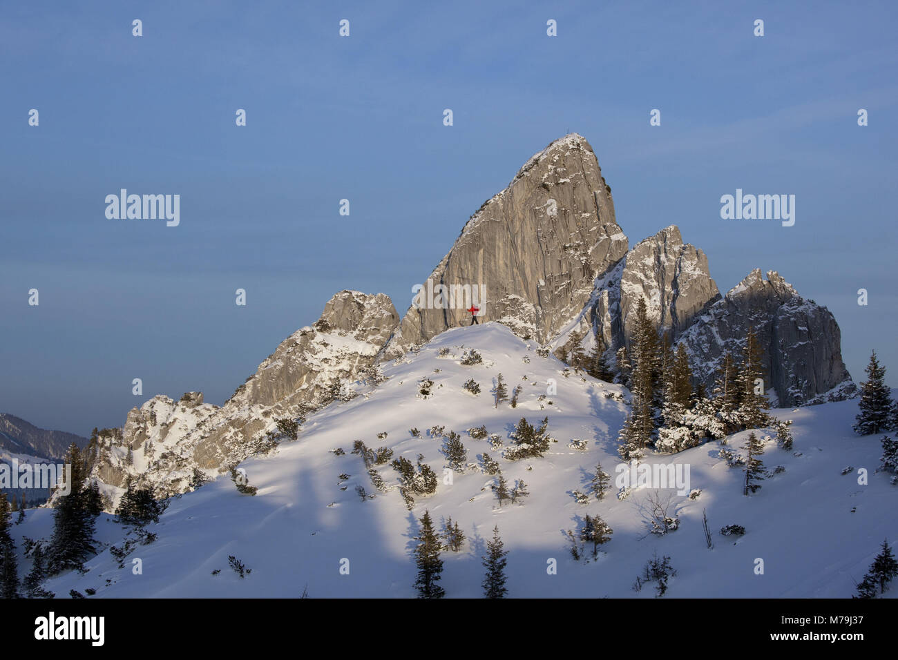 Escursioni con le racchette da neve walker nella parte anteriore del Ruchenköpfen, Mangfallgebirge, alpi bavaresi, Germania, Foto Stock