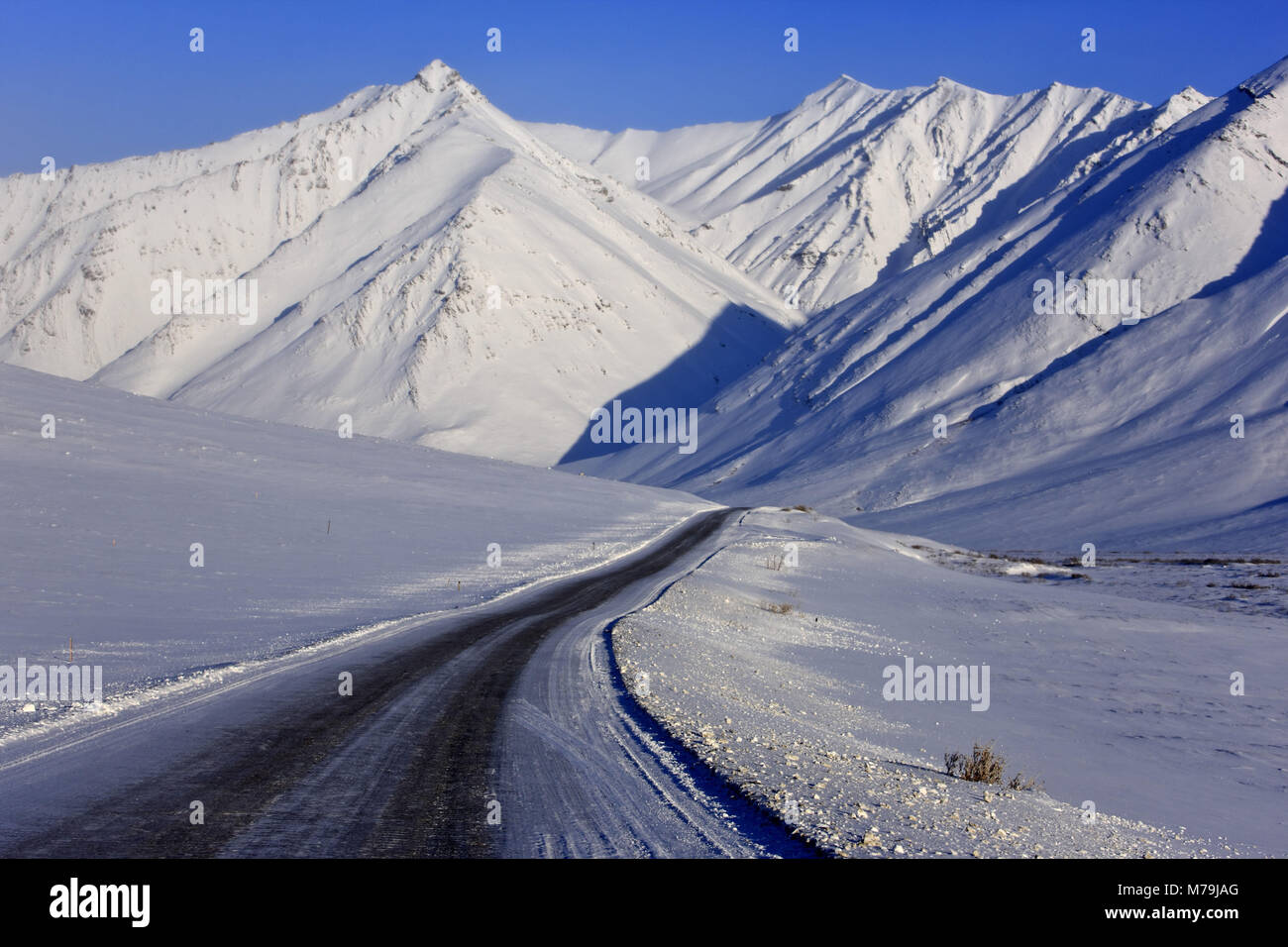 Nord America, USA, Alaska, Nord Alaska, James Dalton Highway, Brooks Range, paesaggio invernale, autostrada, Foto Stock