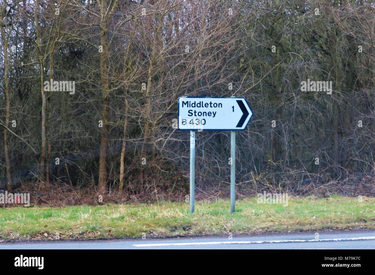 Le informazioni sul traffico segno Middleton Stoney B430 1 miglio in Oxfordshire, Regno Unito Foto Stock