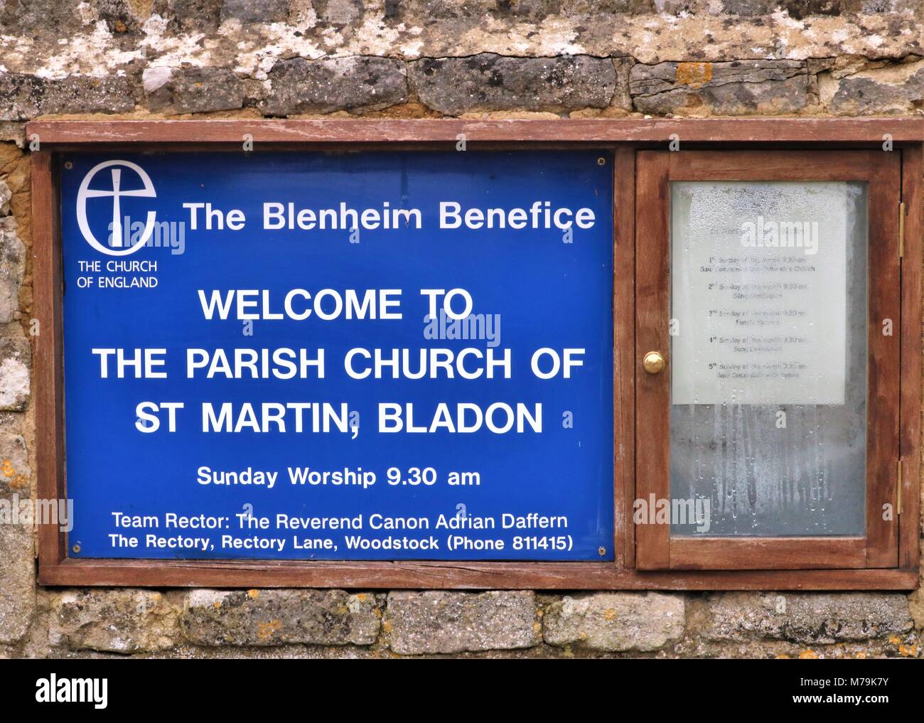 "Benvenuti alla Chiesa Parrocchiale di San Martino, Bladon' il luogo di sepoltura di Sir Winston Churchill, Oxfordshire, Regno Unito Foto Stock