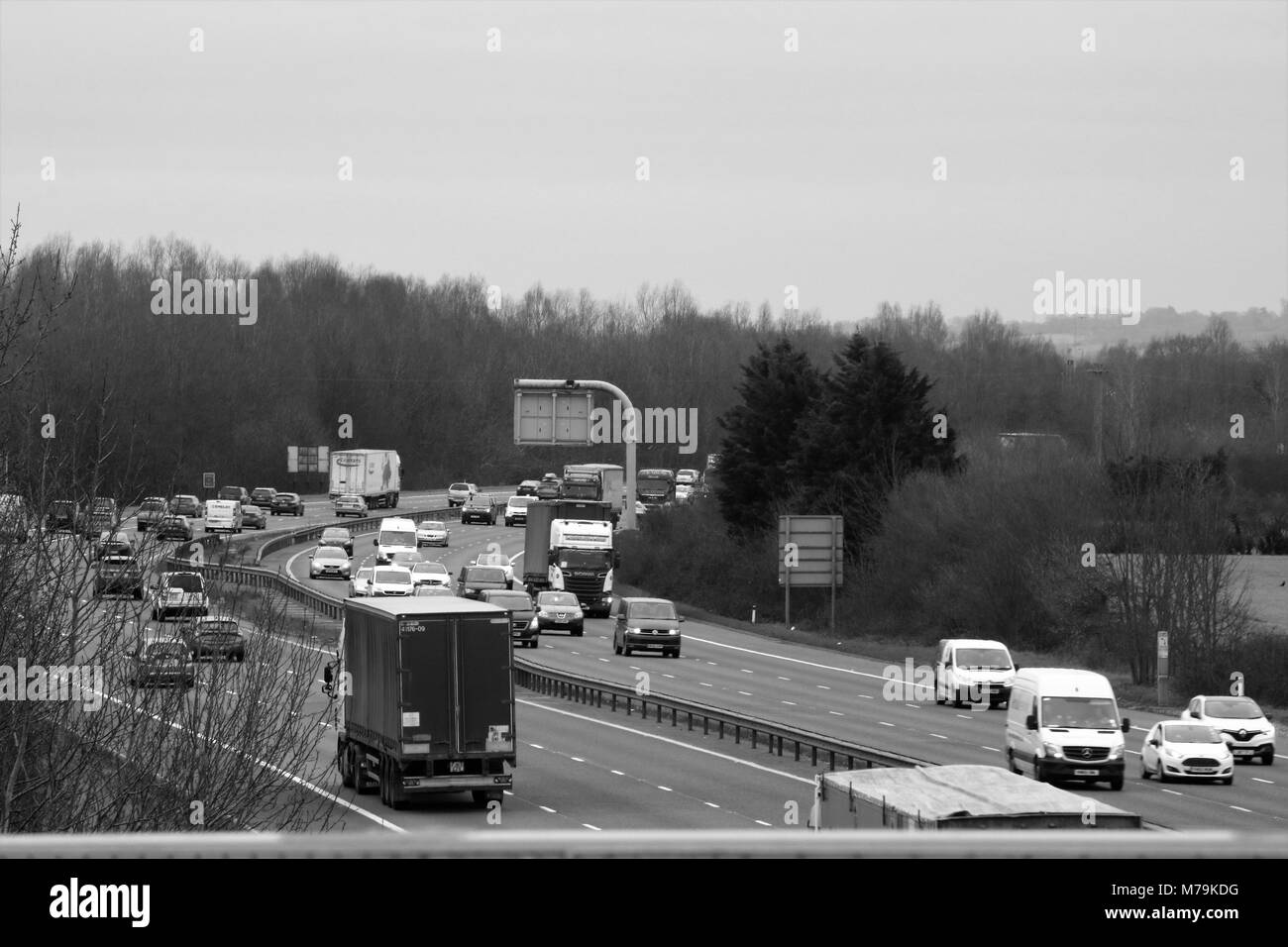 Autostrada M40 tra i raccordi 8 e 9 in Oxfordshire, Regno Unito in bianco e nero Foto Stock