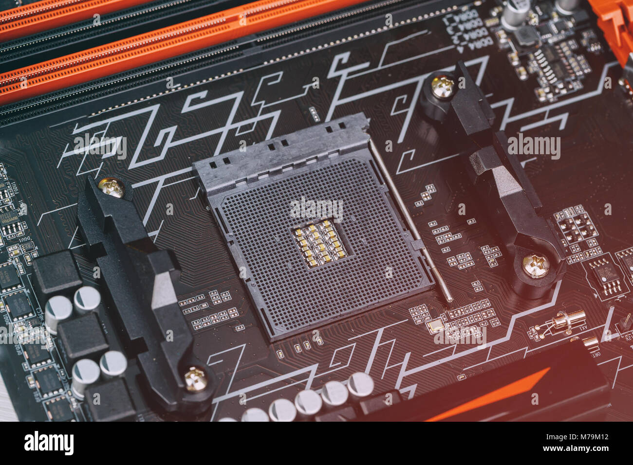 Il tecnico Installazione del moderno processore nel socket della CPU sulla scheda madre Foto Stock