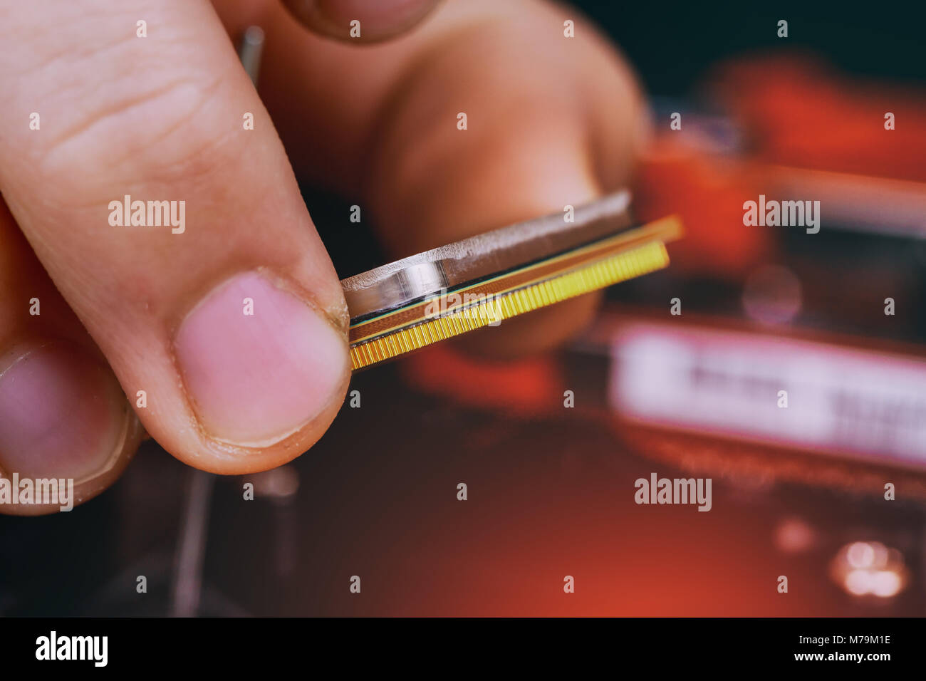 Ingegnere tecnico plug in computer microprocessore CPU per socket della scheda madre. tecnologia industria di sfondo la manutenzione e la riparazione di hardware o upgra Foto Stock