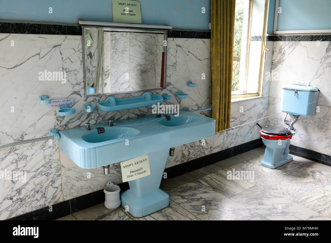 L' Etiopia, Addis Abeba, , antico palazzo dell'imperatore Haile Selassie, oggi museo etnografico dell Istituto di studi etiope, Università di Addis Abeba, royal stanza da bagno e wc Foto Stock