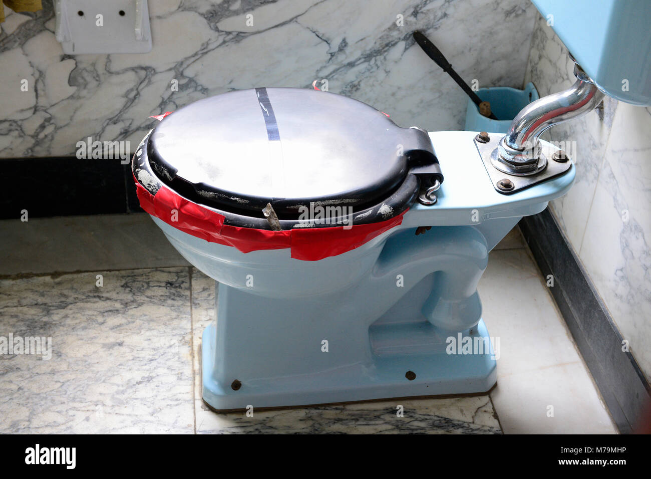 L' Etiopia, Addis Abeba, , antico palazzo dell'imperatore Haile Selassie, oggi museo etnografico dell Istituto di studi etiope, Università di Addis Abeba, royal stanza da bagno e wc Foto Stock