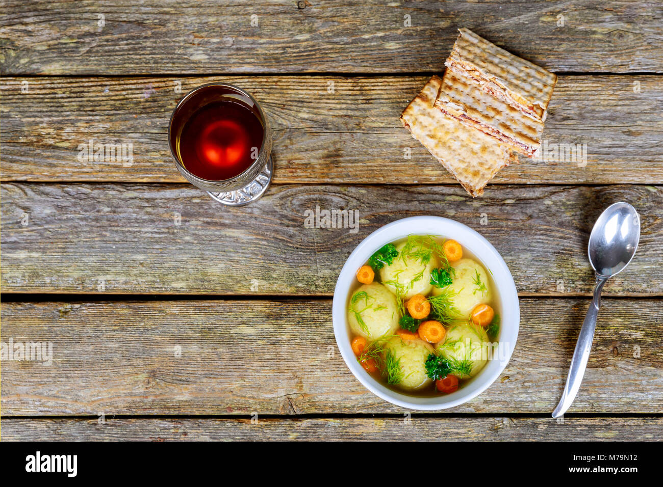 In casa Matzo sfera gnocchi con prezzemolo per Pasqua e delizioso pane azzimo zuppa a sfera con cracker vino e aneto Foto Stock