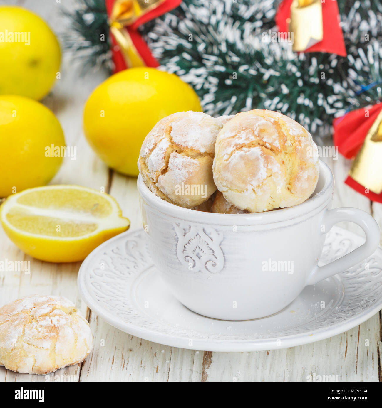 I cookie di limone con zucchero a velo. Un delizioso dessert fatti in casa. Natale e Capodanno. Messa a fuoco selettiva e immagine quadrata Foto Stock