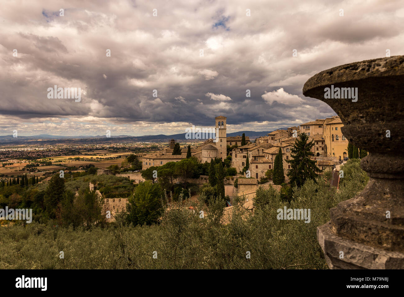 Vista della città medievale di Assisi e la campagna circostante Foto Stock