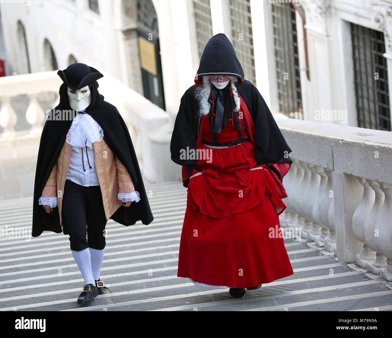 Venezia, Italia - 5 Febbraio 2018: uomo e donna con vestito carnevale sul  gradino del Ponte di Rialto durante il Carnevale Veneziano Foto stock -  Alamy