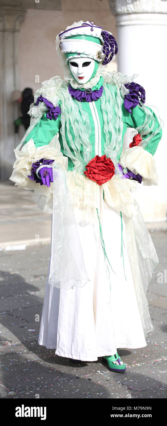 Venezia, Italia - 5 Febbraio 2018: donna in costume con maschera di Carnevale in Piazza San Marco Foto Stock