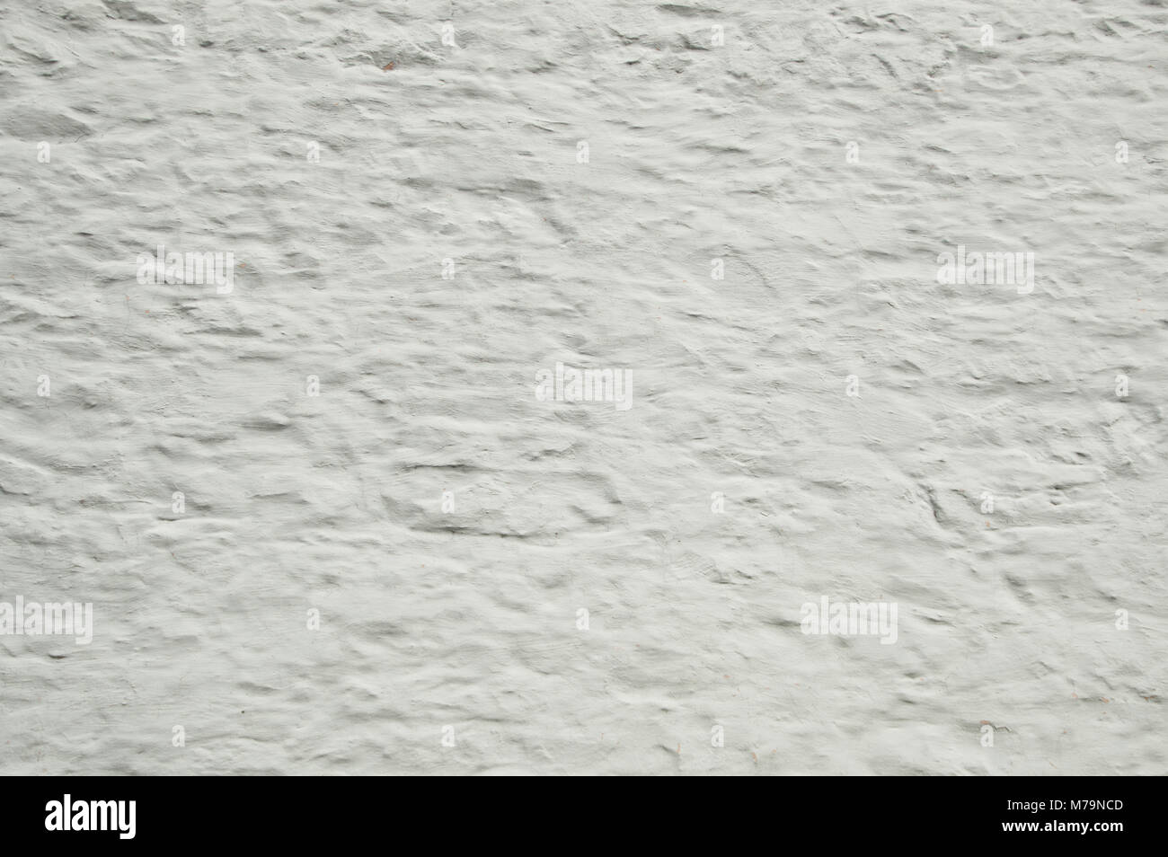 Sullo sfondo di un dipinto di bianco il vecchio muro di pietra che è ruvido e grungy, , gli spazi Foto Stock