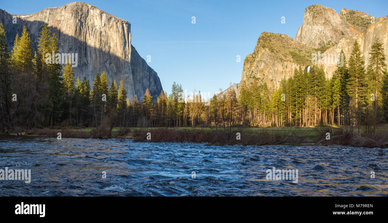 Paesaggio di colore tramonto foto Yosemite National Park, California, Stati Uniti d'America, con El Capitan e Cattedrale di guglie inondate di luce dorata fiume in primo piano Foto Stock Paesaggio di colore tramonto foto Yosemite National Park, California, Stati Uniti d'America, con El Capitan e Cattedrale di guglie inondate di luce dorata fiume in primo piano Foto Stock