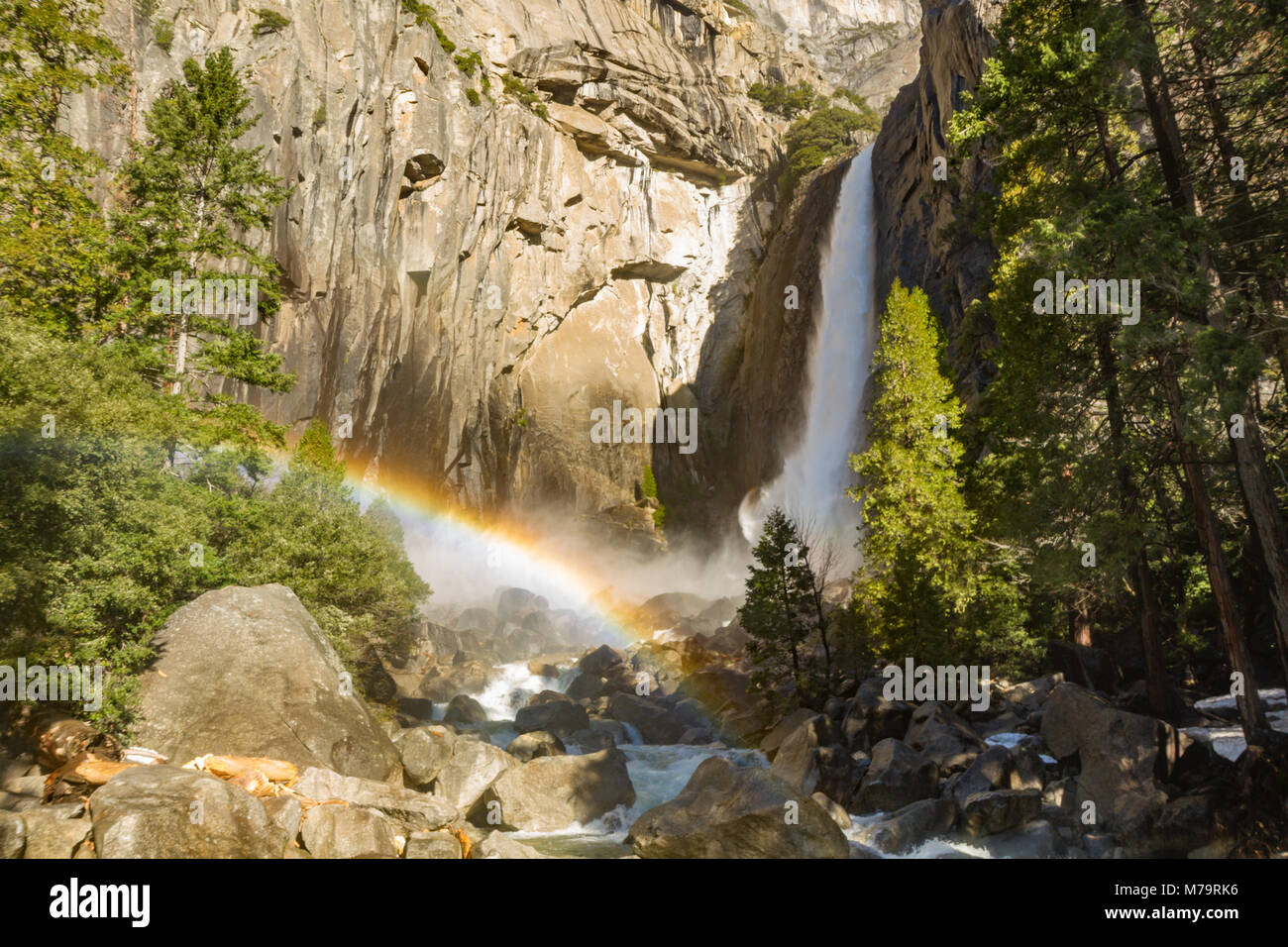 Colore paesaggio diurno foto di Yosemite Falls nel Parco Nazionale di Yosemite in California, Stati Uniti d'America. Vi è un arcobaleno metà di terra alla base delle cascate. Foto Stock Colore paesaggio diurno foto di Yosemite Falls nel Parco Nazionale di Yosemite in California, Stati Uniti d'America. Vi è un arcobaleno metà di terra alla base delle cascate. Foto Stock