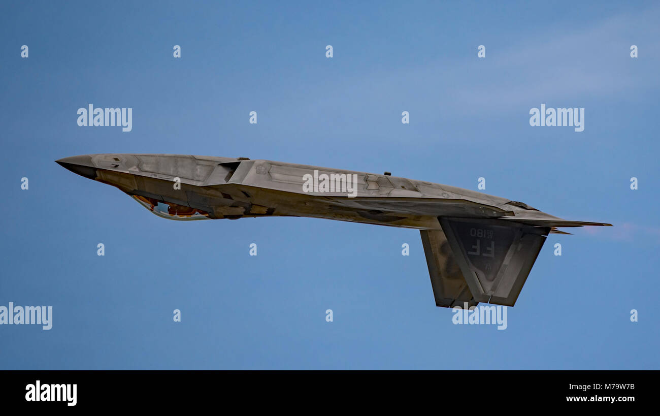 La United States Air Force Lockheed Martin F-22 Raptor stealth fighter dimostra invertita volo al RIAT 2017, RAF Fairford, Regno Unito il 14/7/17. Foto Stock