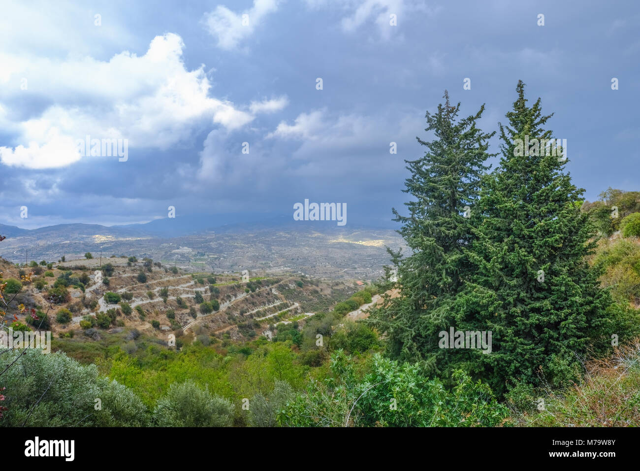 Vista aerea tra paesaggio rurale nella regione vinicola di Cipro. Giorno tempestoso shot presi nel primo pomeriggio. Foto Stock