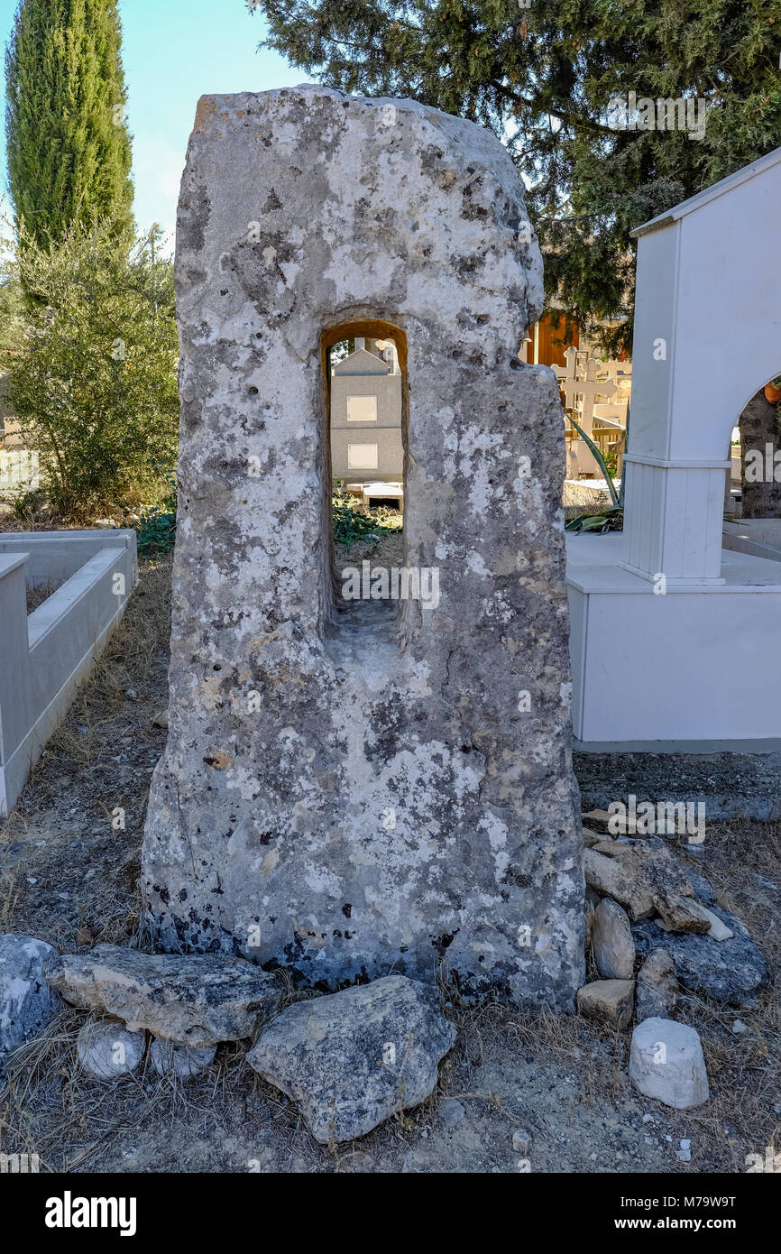 Permanente Monolythic pietra trovata in un cimitero nel villaggio Anoyira. Queste pietre curative sono molto antiche e trovata solo a Cipro. Foto Stock