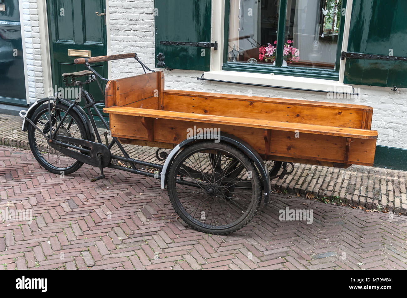 Old Dutch cargo bike parcheggiato di fronte a una casa Foto Stock