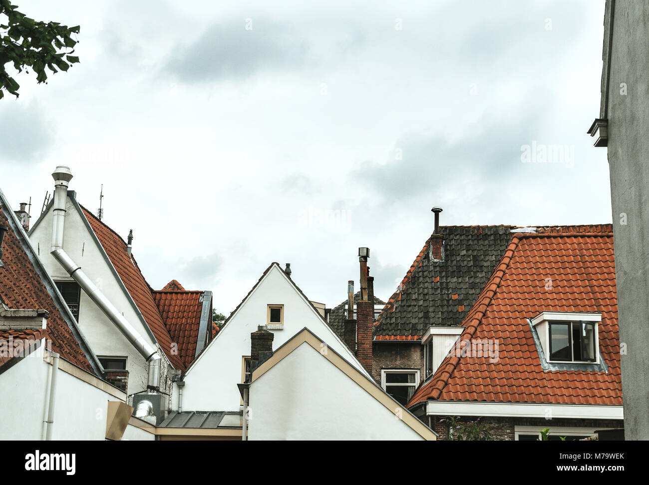 Vista frontale delle antiche dimore storiche case olandesi Foto Stock
