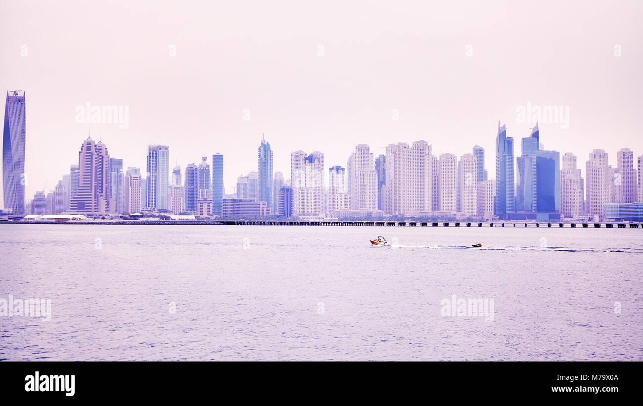 Immagine panoramica del lungomare di Dubai skyline, dai toni di colore immagine, Emirati Arabi Uniti. Foto Stock