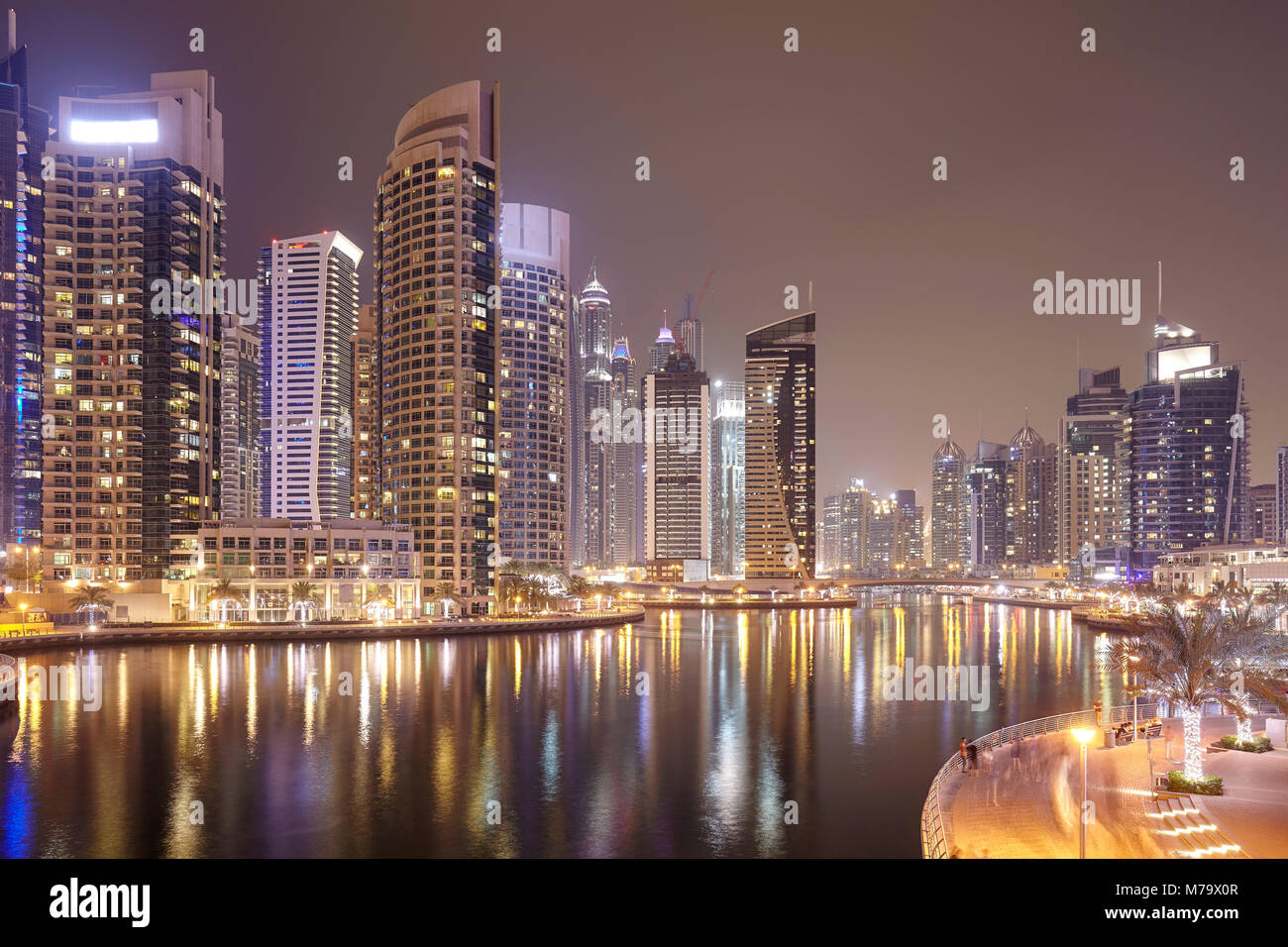 Dubai Marina di notte, negli Emirati Arabi Uniti. Foto Stock