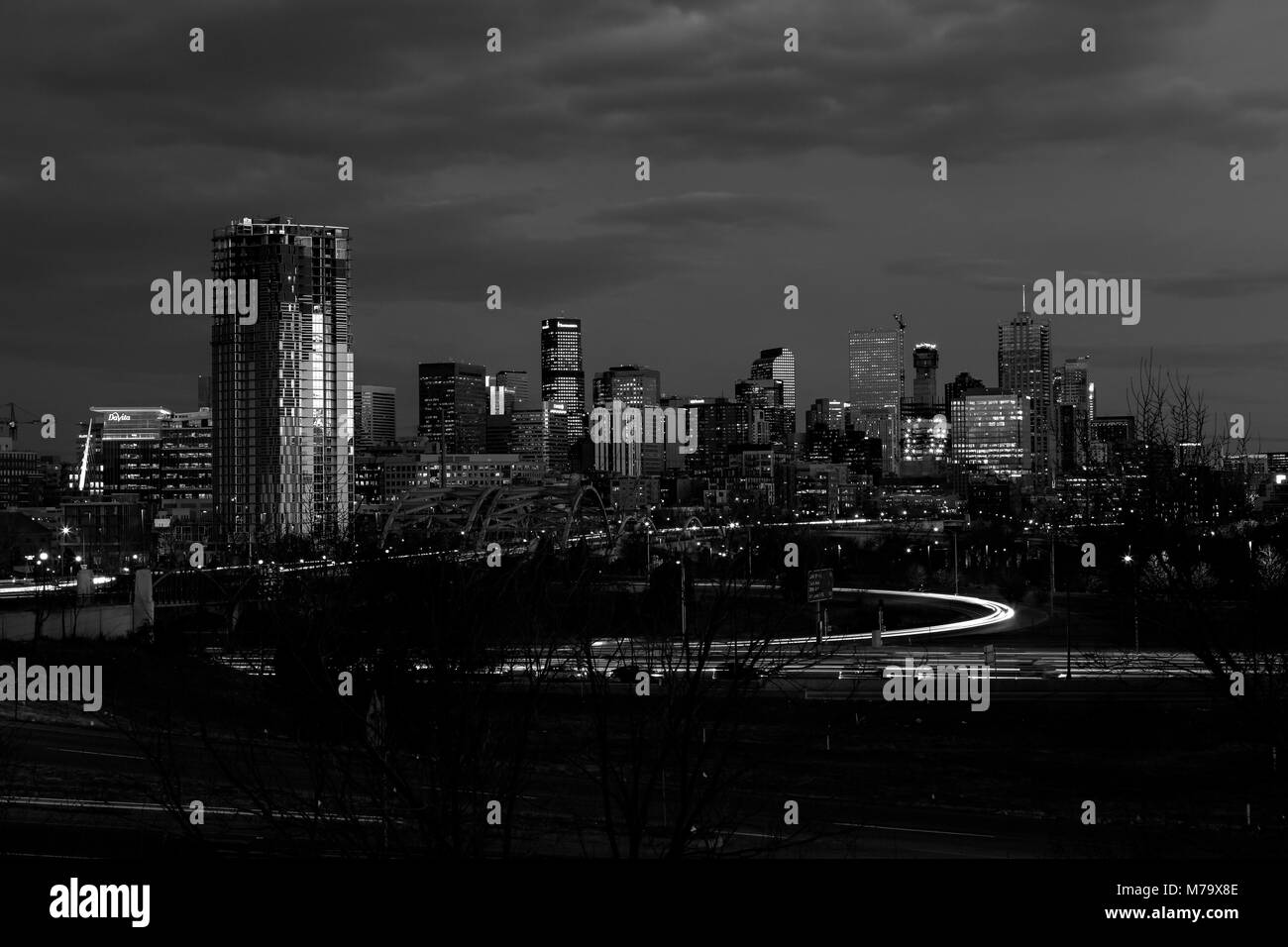 Denver Downtown skyline notturno, Colorado, STATI UNITI D'AMERICA Foto Stock