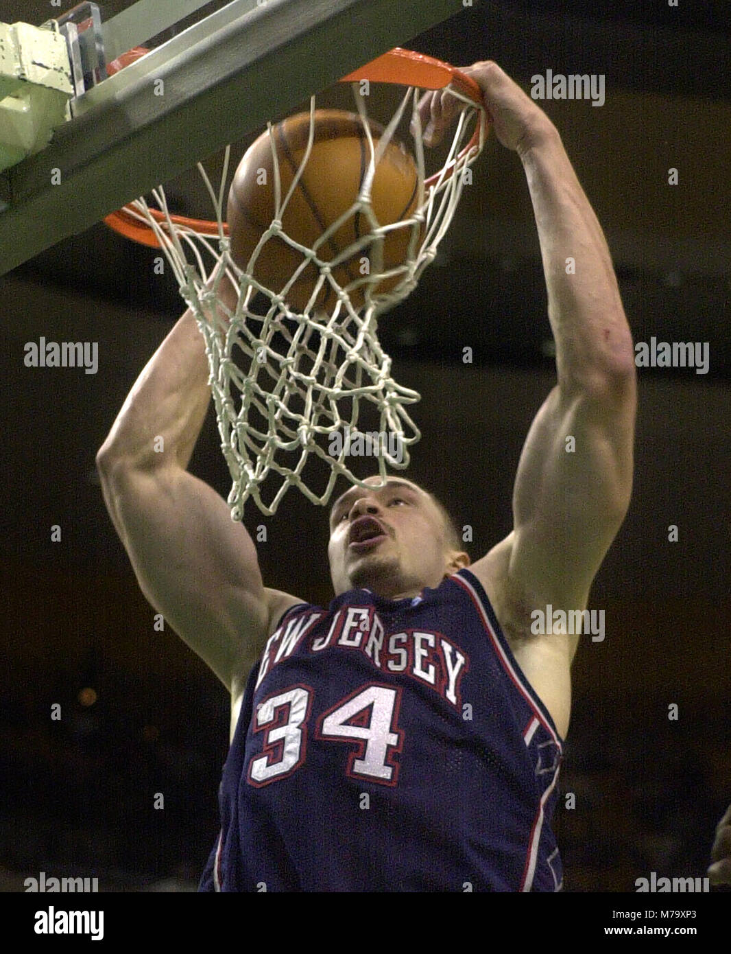 New Jersey Nets #34 Aaron Williams schiacciate la palla in gioco d'azione contro il Boston Celtics al Fleet Center di Boston MA USA dicembre 20 , 2000 foto di bill belknap Foto Stock