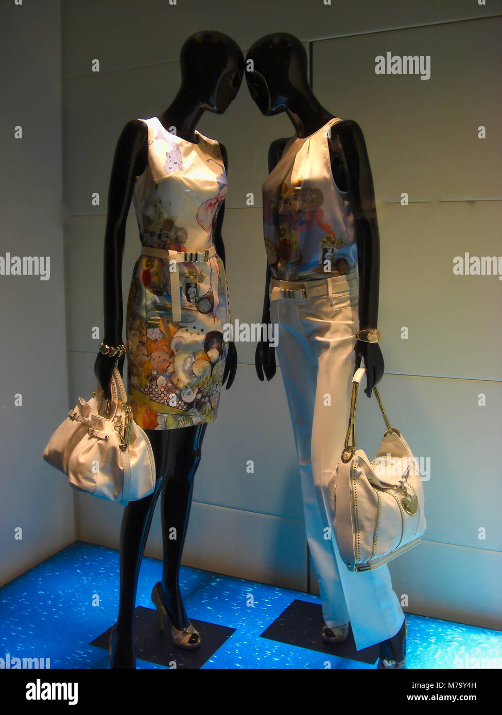 Versace apre una nuova Boutique a Roma e Milano - Versace annuncia l'apertura della sua nuova boutique di Via Veneto 104, Roma, portando il numero di mais Foto Stock