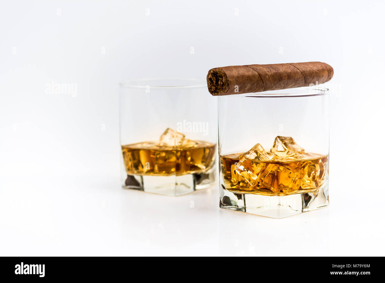 Whisky e whiskey Bourbon o con ghiaccio e sigaro su sfondo bianco Foto Stock